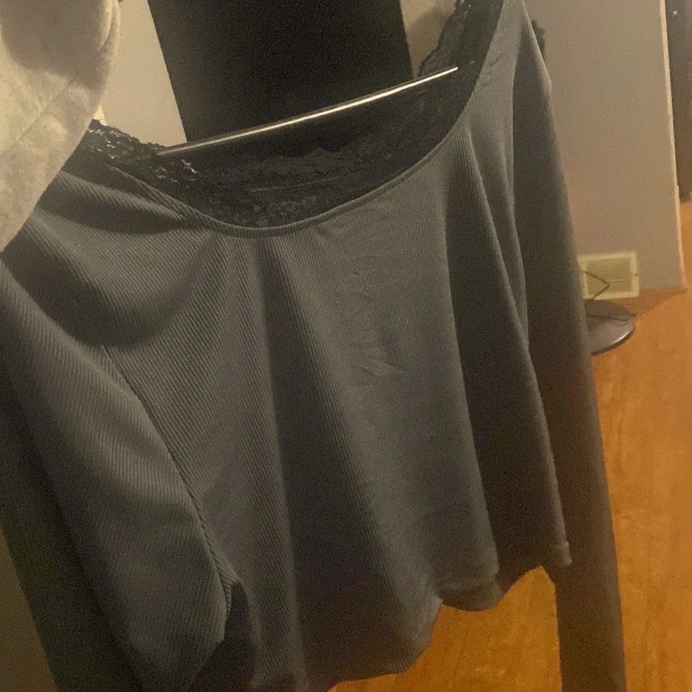 grey/black cropped long sleeve top with scull designs. brand: shein. size: xl - Picture 3 of 3